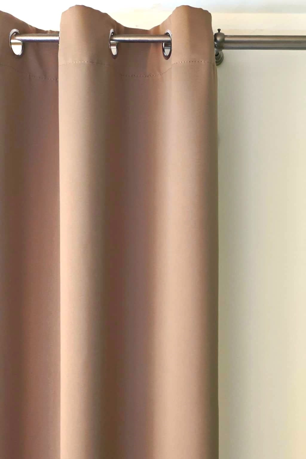 Zasłona zaciemniająca beżowa na przelotkach